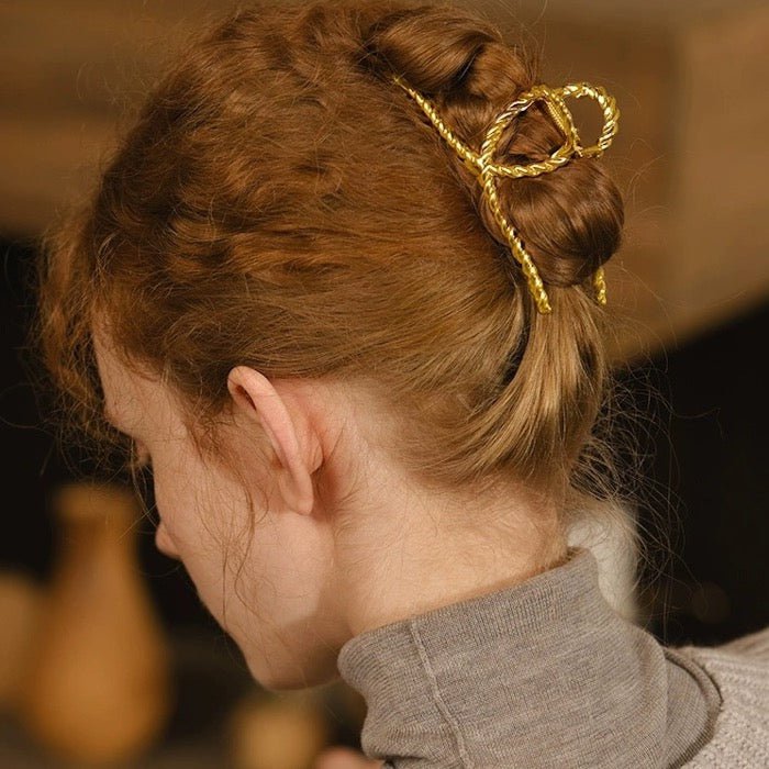 Minimalistische Haarspange mit verdrehter Linie und großer Kralle