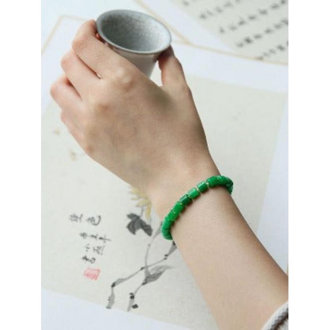 Minimalistisches lebhaftes grünes Jade -Perlenarmband