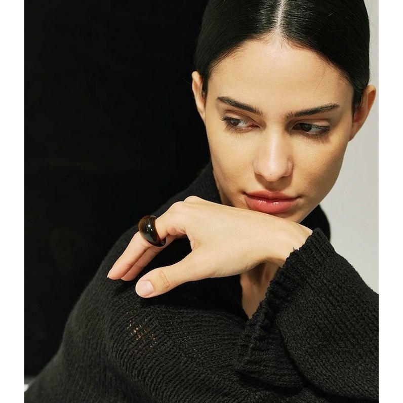 Minimalistischer, auffälliger Ring mit Tigeraugenstein und weißer Jade