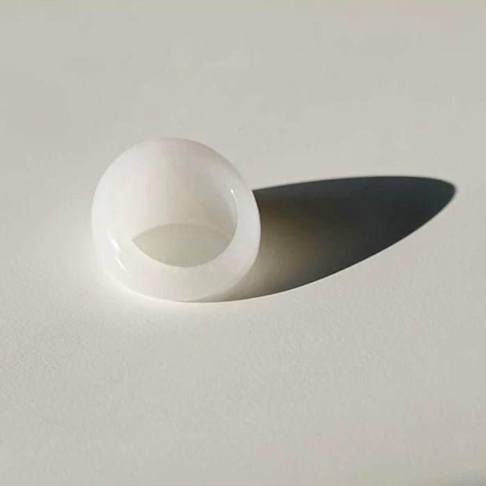 Minimalistischer, auffälliger Ring mit Tigeraugenstein und weißer Jade