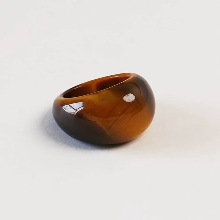 Minimalistischer, auffälliger Ring mit Tigeraugenstein und weißer Jade
