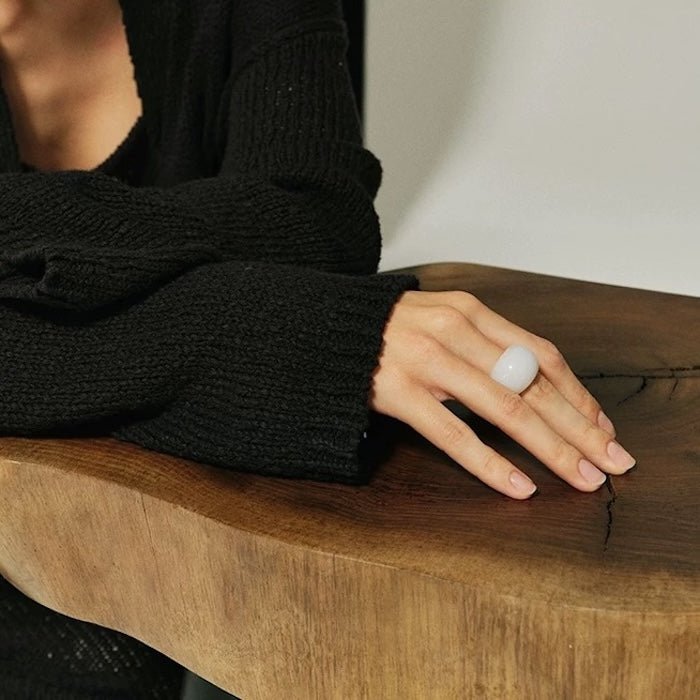 Minimalistischer, auffälliger Ring mit Tigeraugenstein und weißer Jade