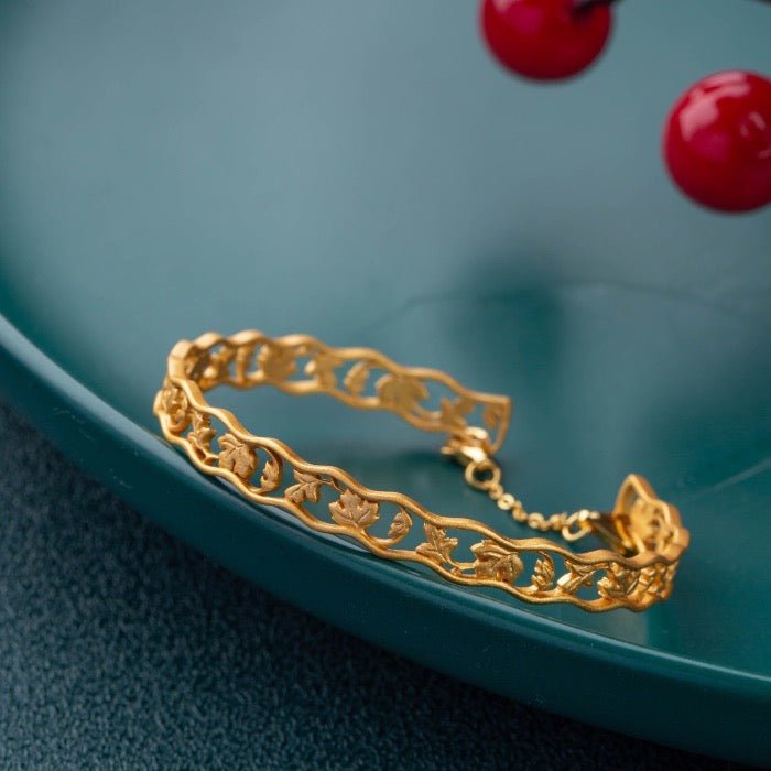 Traditioneller chinesischer Armreif im Kaninchen-Design