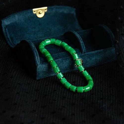 Minimalistisches lebhaftes grünes Jade -Perlenarmband