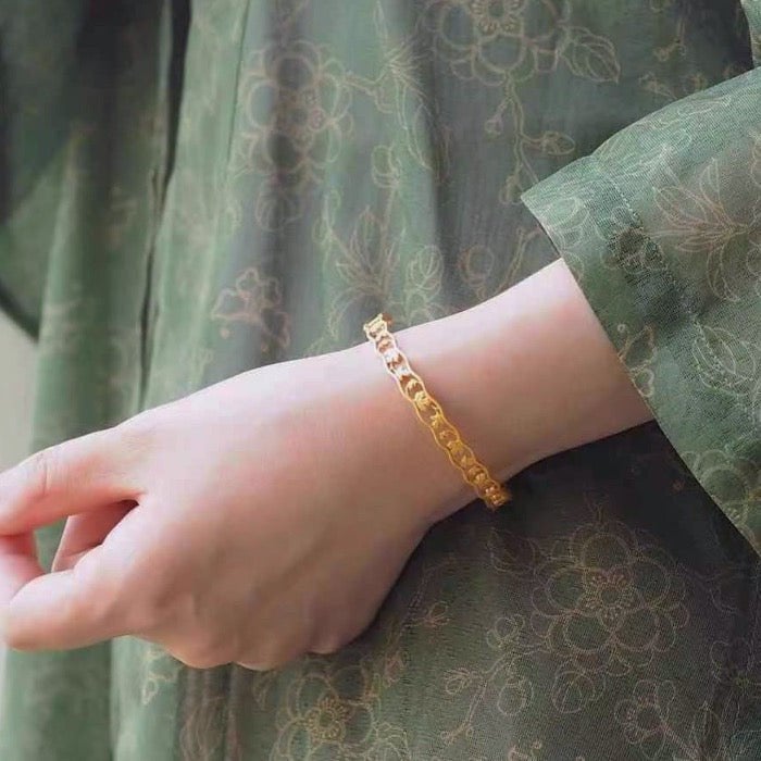 Traditioneller chinesischer Armreif im Kaninchen-Design