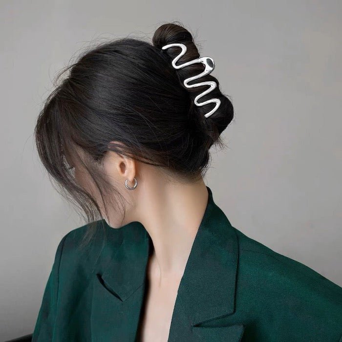 Geometrische Haarspangen mit Wellen und Dreiecken