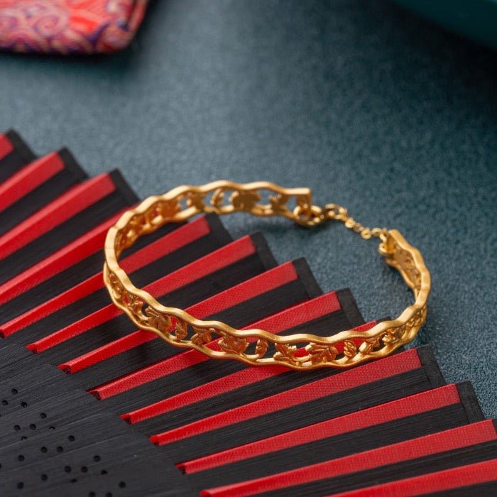 Traditioneller chinesischer Armreif im Kaninchen-Design
