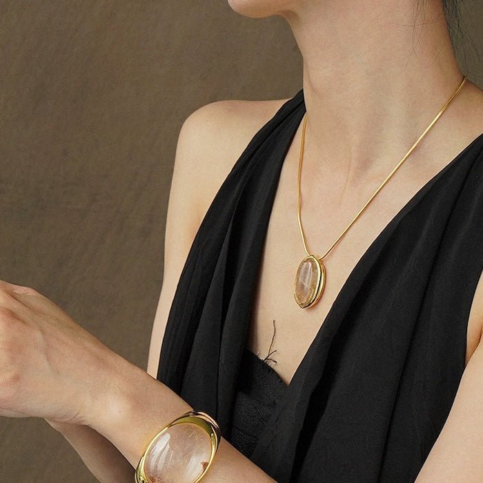 Minimalistische goldene Quarz Oval Anhänger Halskette