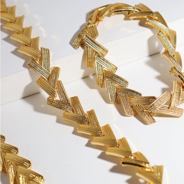 Mutiger V-Ketten-Halsketten- und Armband-Look