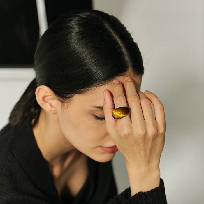 Minimalistischer, auffälliger Ring mit Tigeraugenstein und weißer Jade