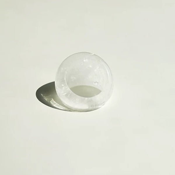 Minimalistischer, auffälliger Ring mit Tigeraugenstein und weißer Jade