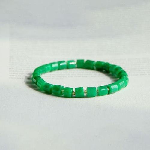 Minimalistisches lebhaftes grünes Jade -Perlenarmband