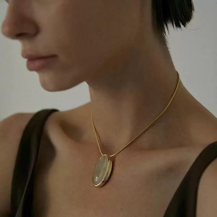 Minimalistische goldene Quarz Oval Anhänger Halskette