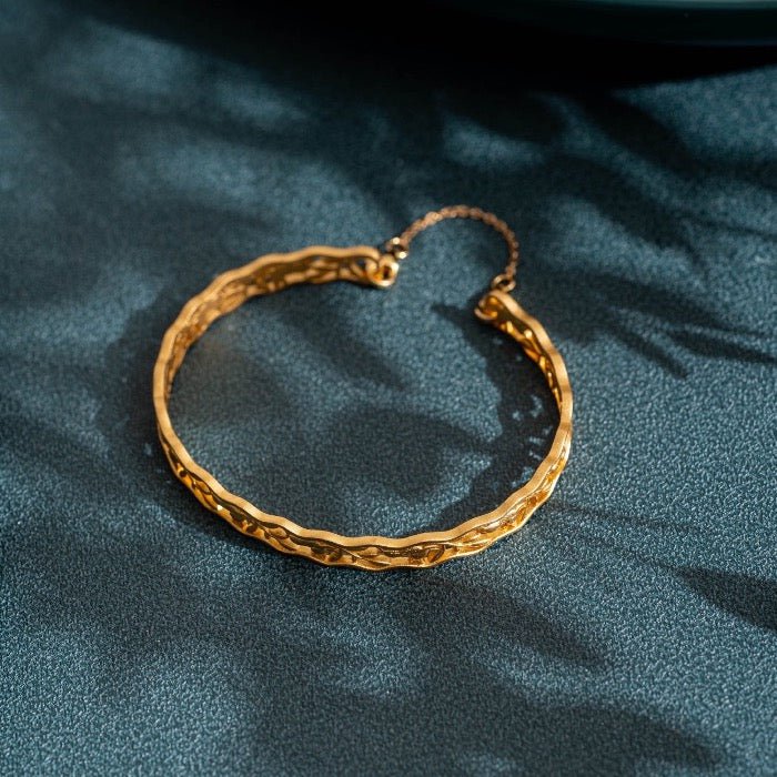 Traditioneller chinesischer Armreif im Kaninchen-Design