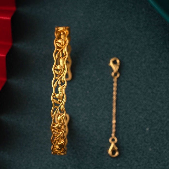 Traditioneller chinesischer Armreif im Kaninchen-Design