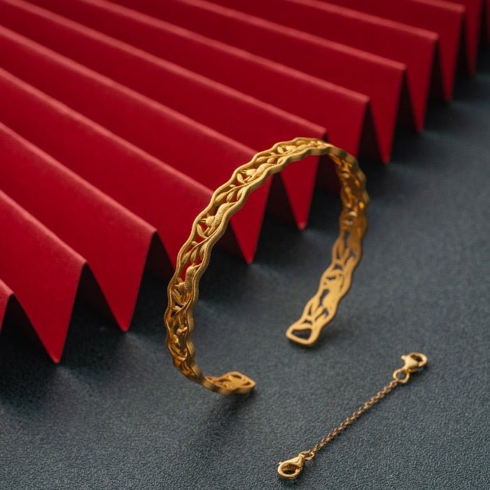 Traditioneller chinesischer Armreif im Kaninchen-Design