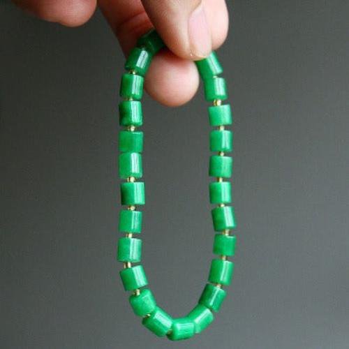 Minimalistisches lebhaftes grünes Jade -Perlenarmband