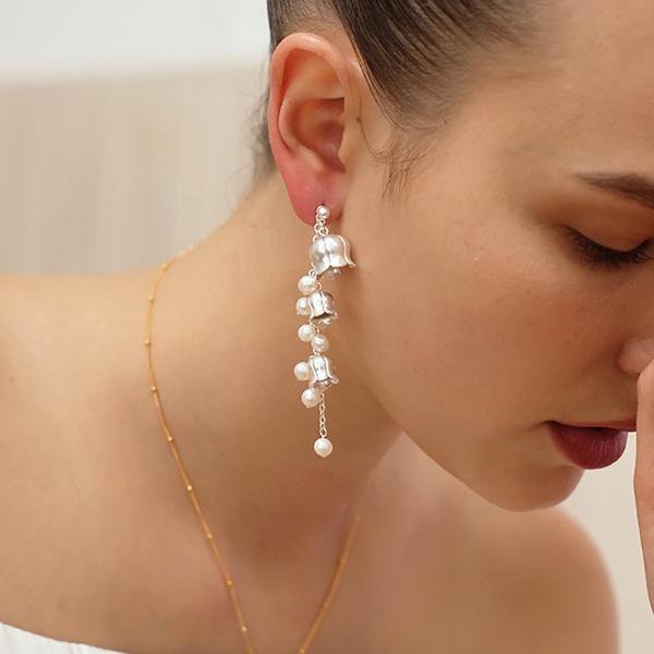 Asymmetrische Perlenohrringe mit Maiglöckchenmotiv