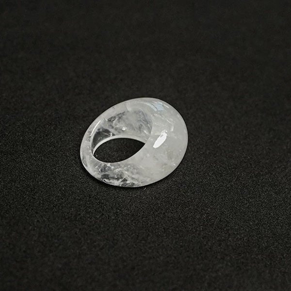 Minimalistischer, auffälliger Ring mit Tigeraugenstein und weißer Jade