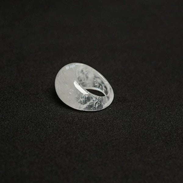 Minimalistischer, auffälliger Ring mit Tigeraugenstein und weißer Jade