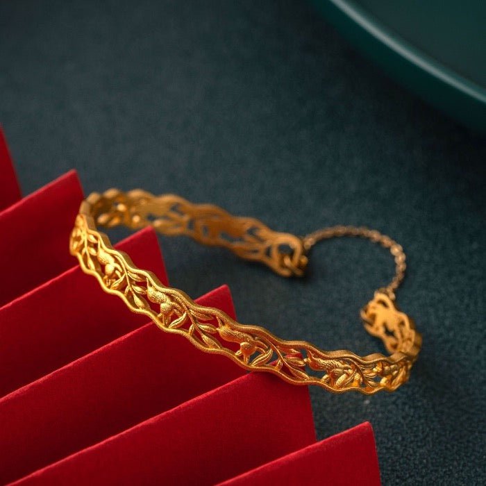 Traditioneller chinesischer Armreif im Kaninchen-Design