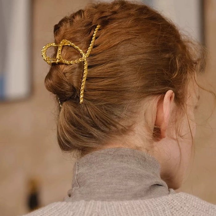Minimalistische Haarspange mit verdrehter Linie und großer Kralle