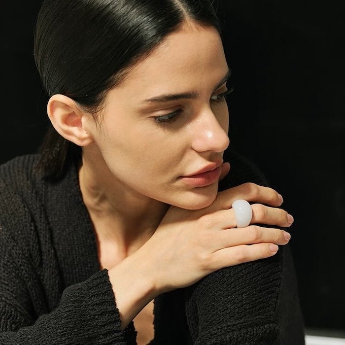 Minimalistischer, auffälliger Ring mit Tigeraugenstein und weißer Jade