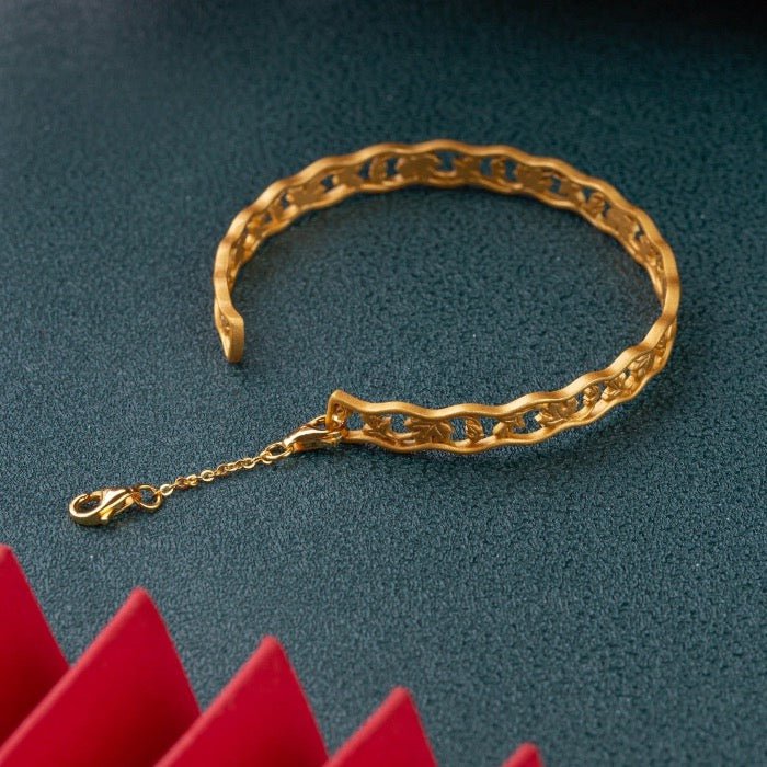 Traditioneller chinesischer Armreif im Kaninchen-Design