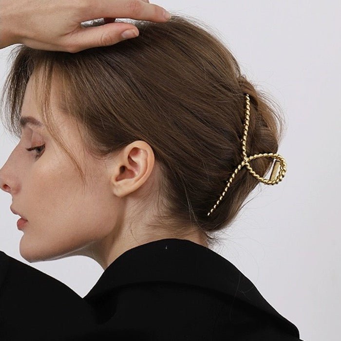 Minimalistische Haarspange mit verdrehter Linie und großer Kralle