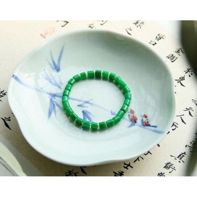 Minimalistisches lebhaftes grünes Jade -Perlenarmband