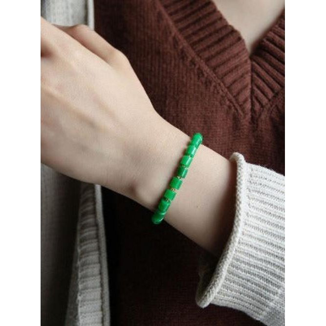 Minimalistisches lebhaftes grünes Jade -Perlenarmband