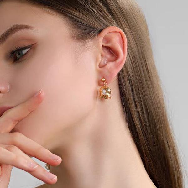 Asymmetrische Perlenohrringe mit Maiglöckchenmotiv