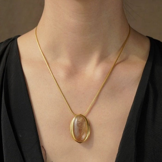 Minimalistische goldene Quarz Oval Anhänger Halskette
