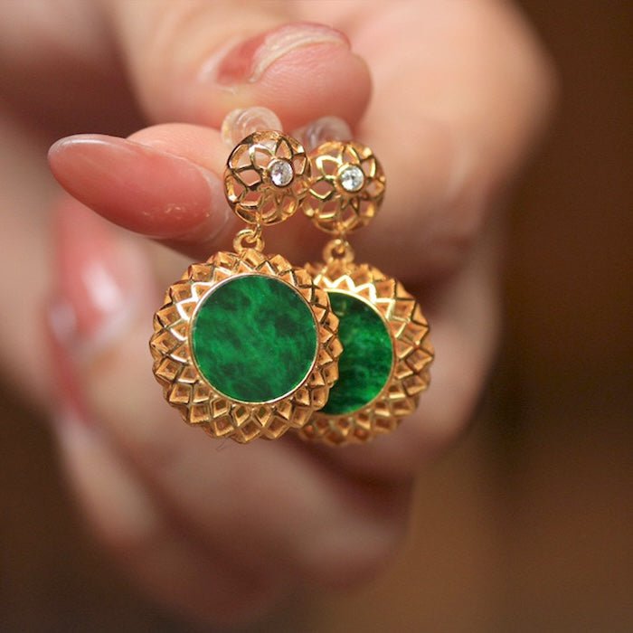 Lebendige Jade -Blume -gerahmte Ohrringe