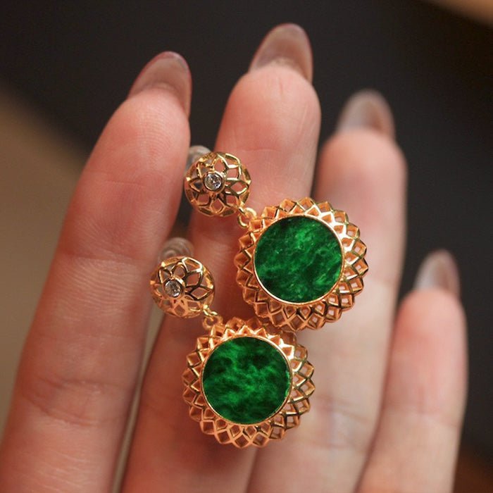 Lebendige Jade -Blume -gerahmte Ohrringe