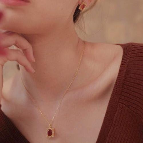 Rote Achat -gerahmte Anhängerkette