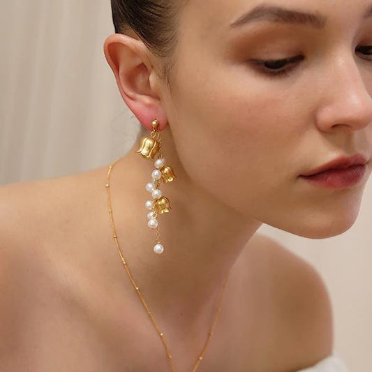 Asymmetrische Perlenohrringe mit Maiglöckchenmotiv