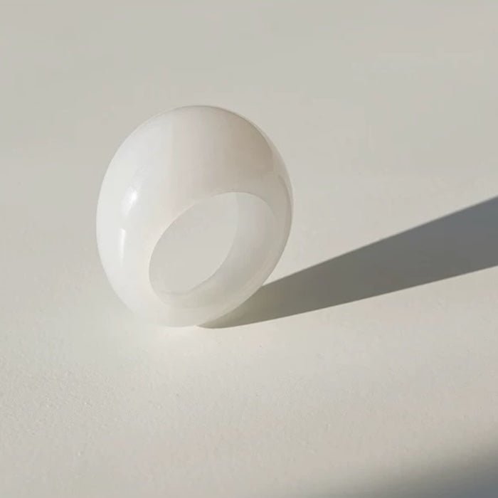 Minimalistischer, auffälliger Ring mit Tigeraugenstein und weißer Jade