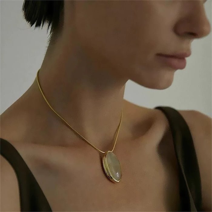 Minimalistische goldene Quarz Oval Anhänger Halskette