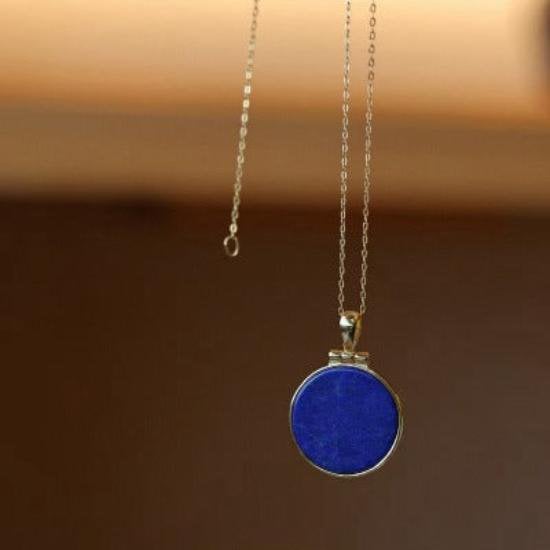 Helios Lapis Lazuli Round Anhängerkette