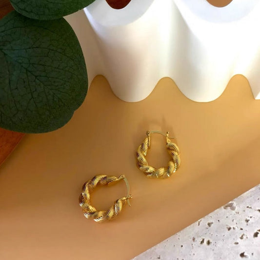 Geflochtene Creolen im Vintage-Stil