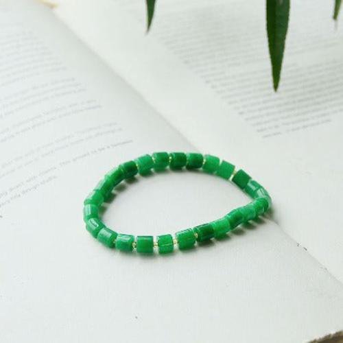 Minimalistisches lebhaftes grünes Jade -Perlenarmband