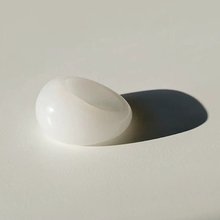 Minimalistischer, auffälliger Ring mit Tigeraugenstein und weißer Jade